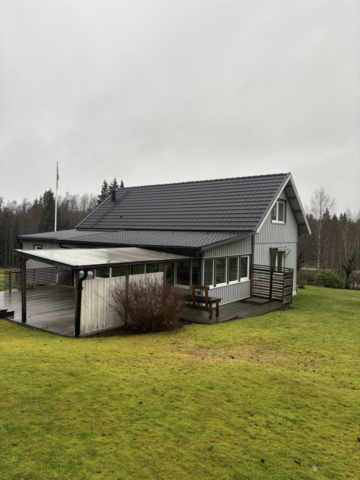 Hus med nytt tak byggt av Bjärka Bygg